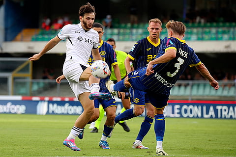 Serie A, Napoli vs Hellas Verona: Napoli's Khvicha Kvaratskhelia, left, and Hellas Verona's Martin Frese fight for the ball